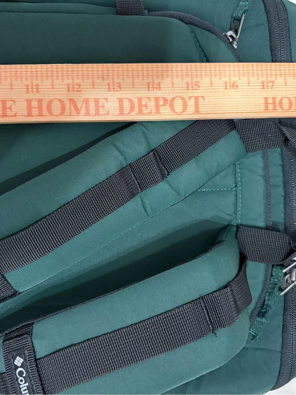 COLUMBIA Falmouth 24L Backpack Men’s Women’s Green Fleece Top Access Laptop